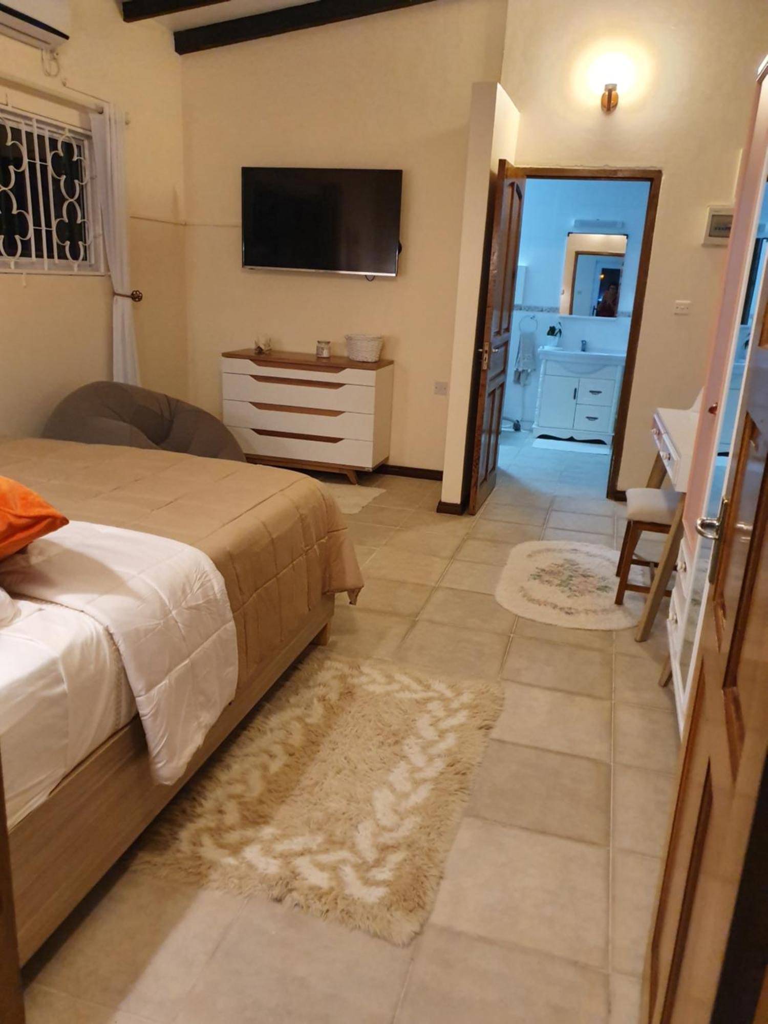The Olive Tree Apartment Misere Bilik gambar